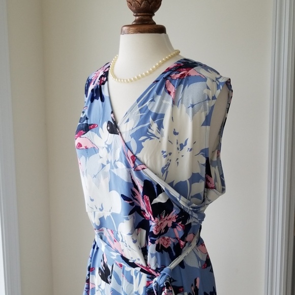 VENUS Dresses & Skirts - VENUS Floral Print Wrap Dress